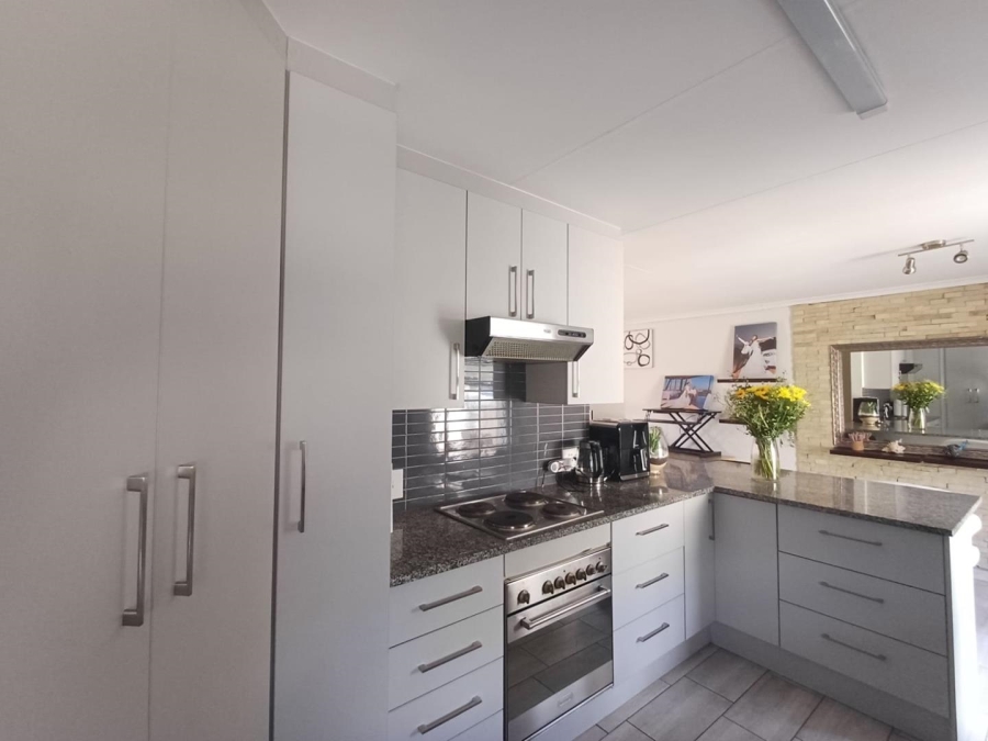 To Let 3 Bedroom Property for Rent in Sonneglans Gauteng