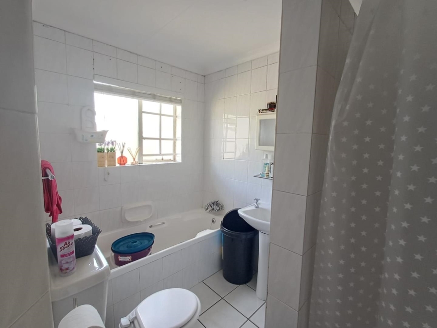 To Let 3 Bedroom Property for Rent in Sonneglans Gauteng