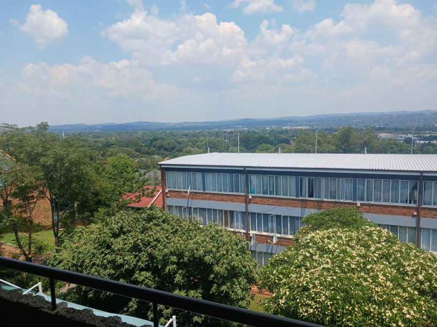 To Let 2 Bedroom Property for Rent in Waverley Gauteng