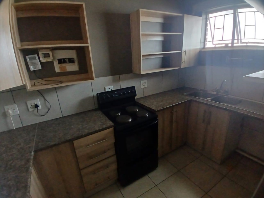 To Let 2 Bedroom Property for Rent in Waverley Gauteng
