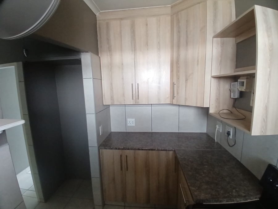 To Let 2 Bedroom Property for Rent in Waverley Gauteng