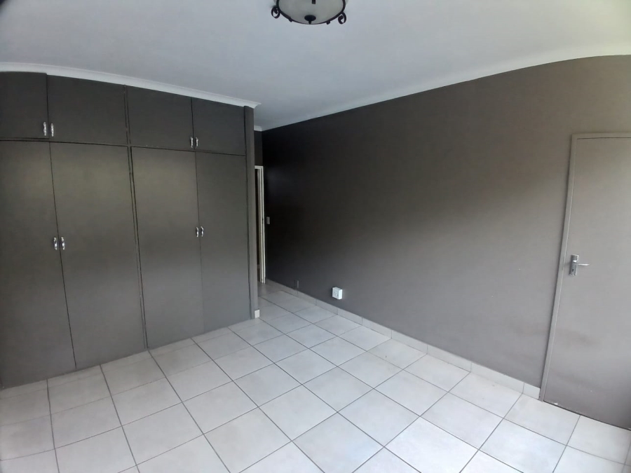 To Let 2 Bedroom Property for Rent in Waverley Gauteng