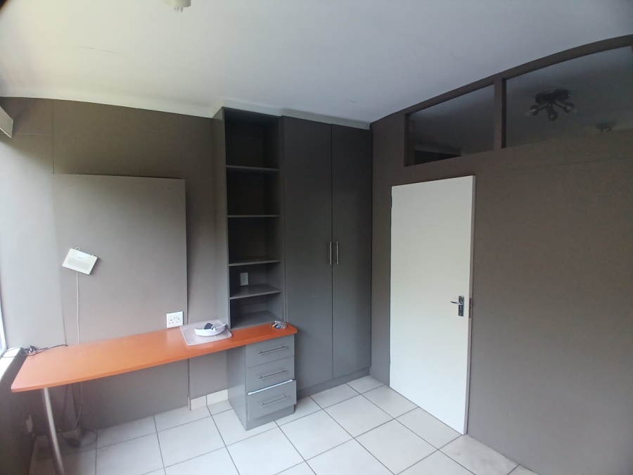To Let 2 Bedroom Property for Rent in Waverley Gauteng