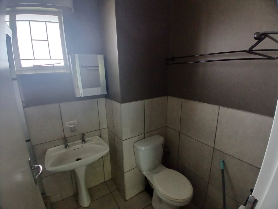 To Let 2 Bedroom Property for Rent in Waverley Gauteng