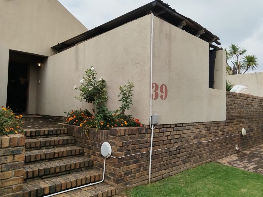 2 Bedroom Property for Sale in Glen Marais Gauteng