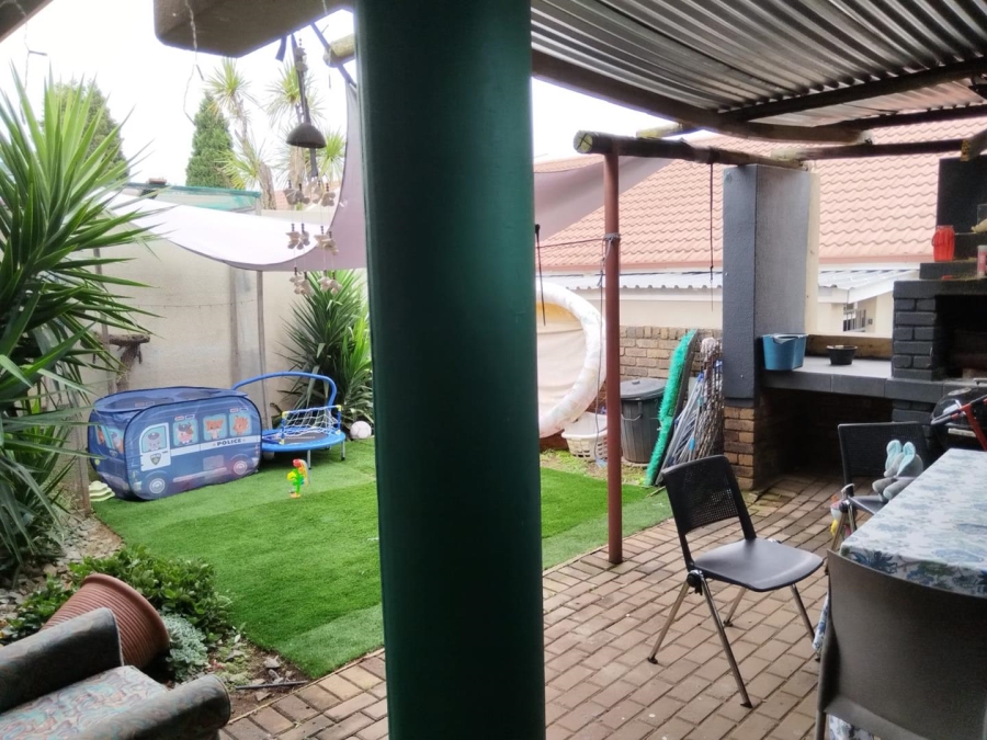 2 Bedroom Property for Sale in Glen Marais Gauteng