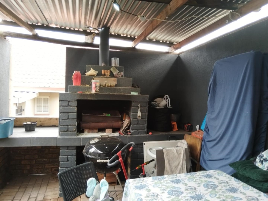 2 Bedroom Property for Sale in Glen Marais Gauteng