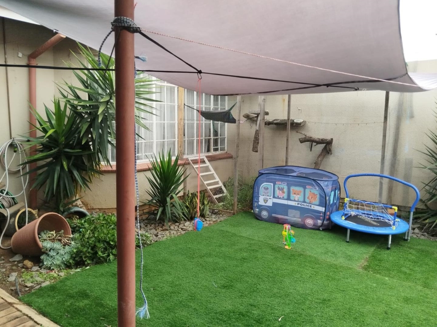 2 Bedroom Property for Sale in Glen Marais Gauteng