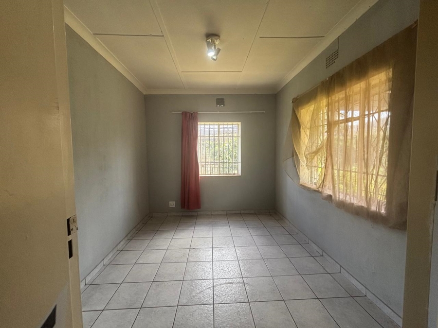 3 Bedroom Property for Sale in Linmeyer Gauteng