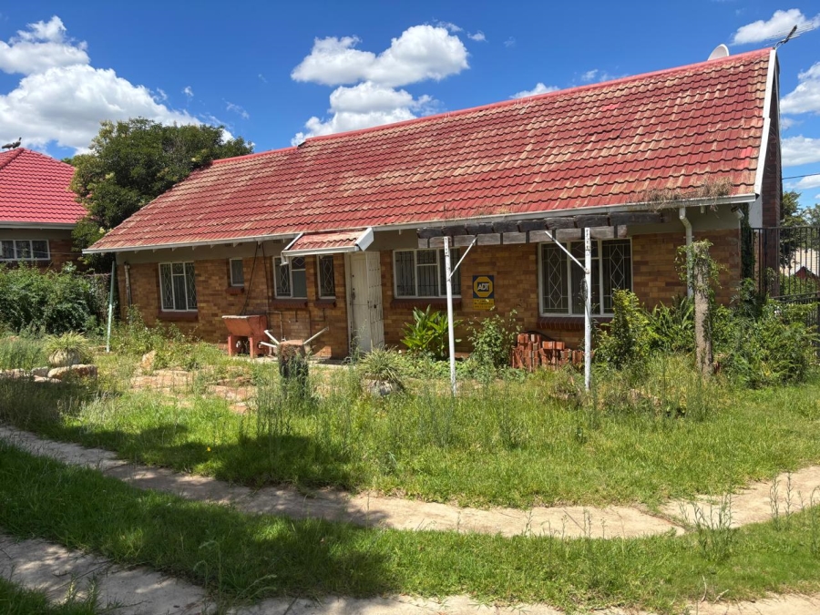 3 Bedroom Property for Sale in Linmeyer Gauteng