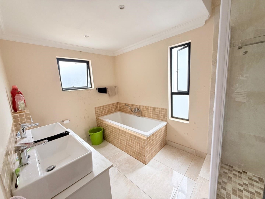 4 Bedroom Property for Sale in Broadacres Gauteng