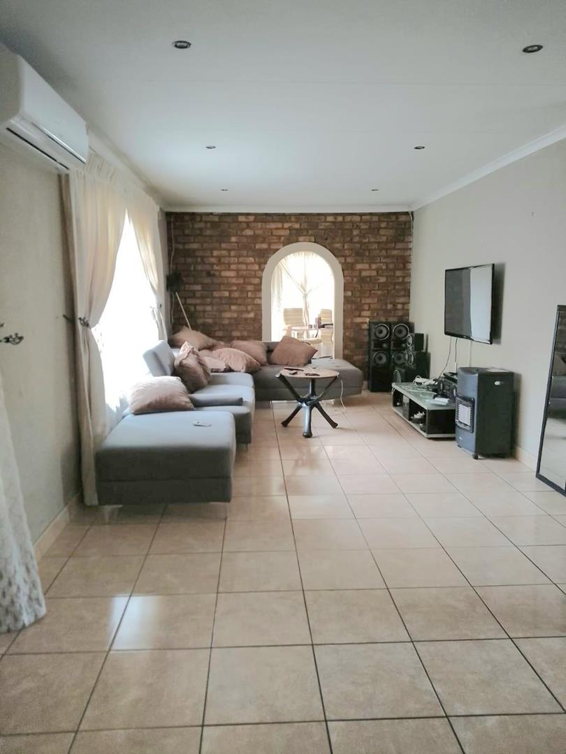 To Let 3 Bedroom Property for Rent in Elandspark Gauteng