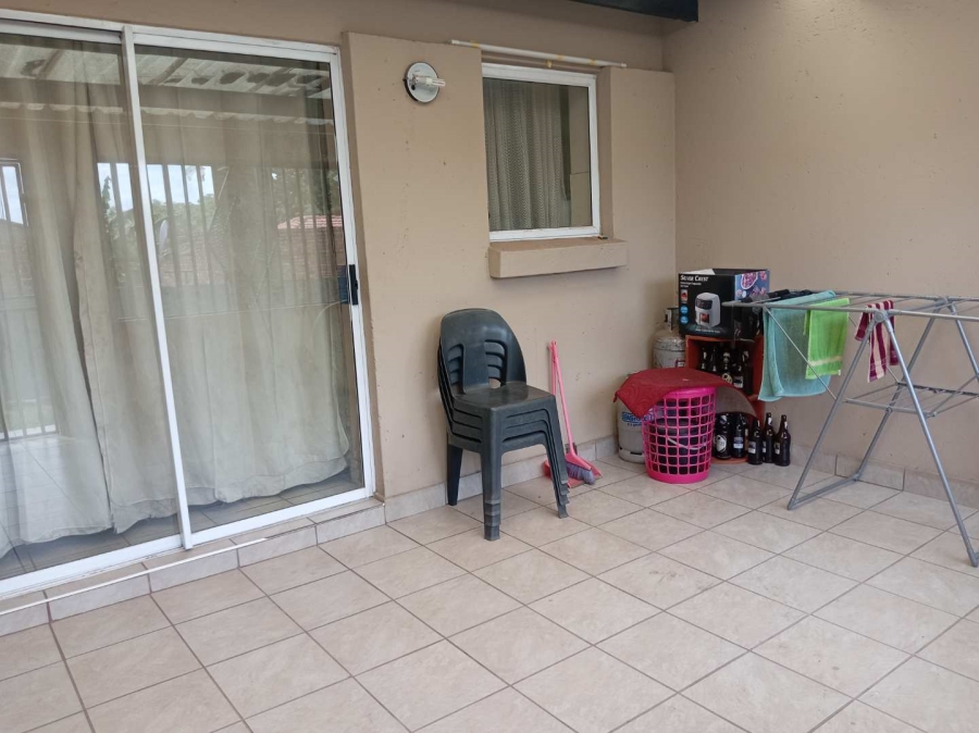 To Let 1 Bedroom Property for Rent in Lombardy East Gauteng