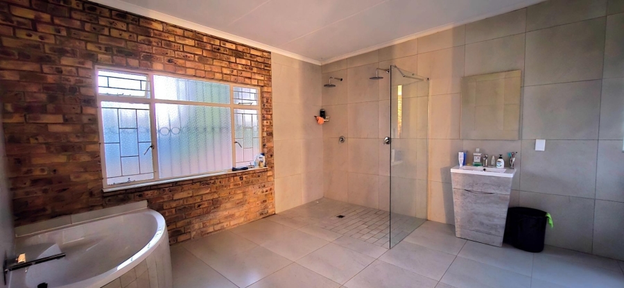 5 Bedroom Property for Sale in Monument Park Gauteng