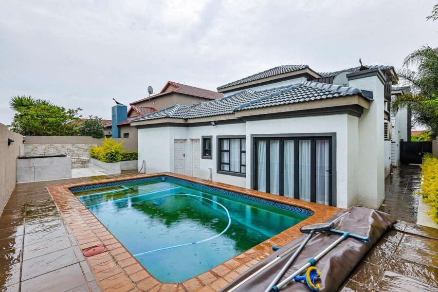 To Let 5 Bedroom Property for Rent in Willow Acres Gauteng