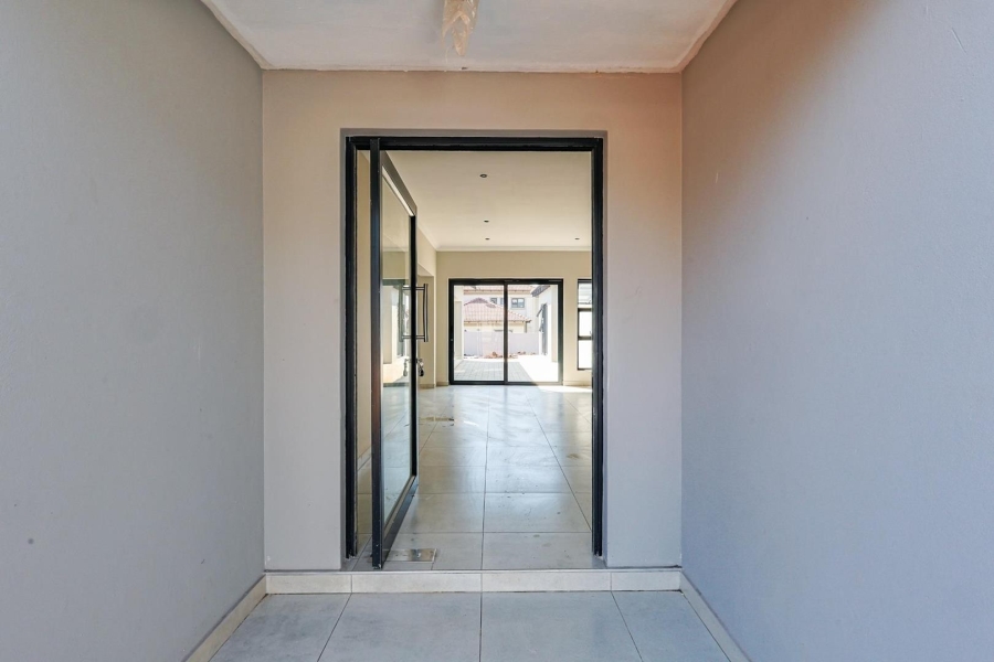 5 Bedroom Property for Sale in Silverwoods Country Estate Gauteng