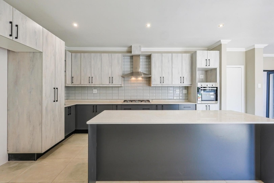 5 Bedroom Property for Sale in Silverwoods Country Estate Gauteng