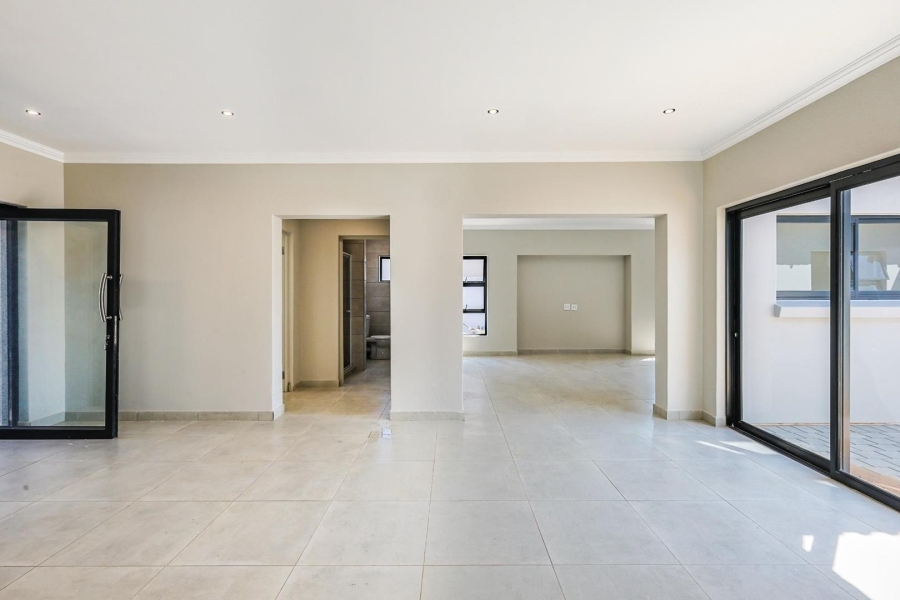 5 Bedroom Property for Sale in Silverwoods Country Estate Gauteng