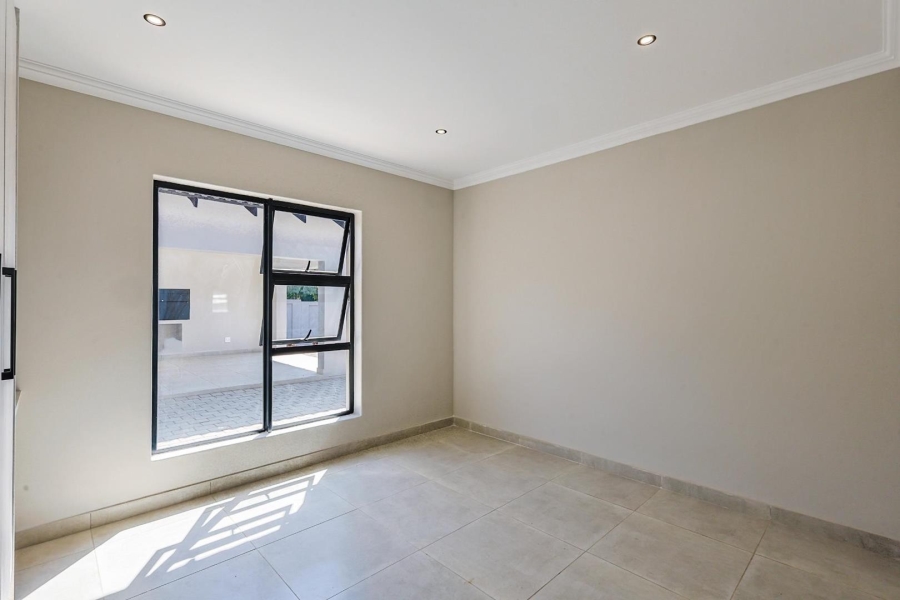 5 Bedroom Property for Sale in Silverwoods Country Estate Gauteng