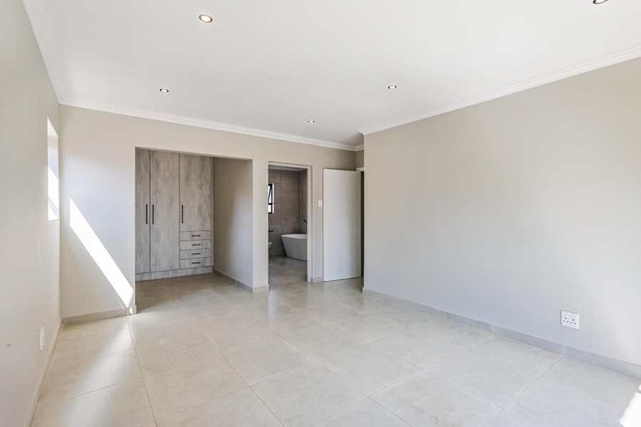 5 Bedroom Property for Sale in Silverwoods Country Estate Gauteng