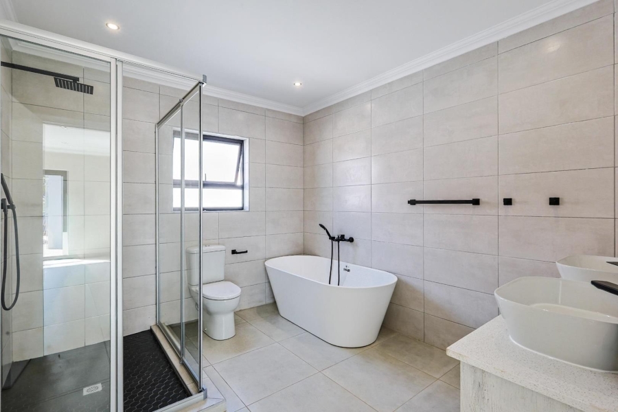 5 Bedroom Property for Sale in Silverwoods Country Estate Gauteng