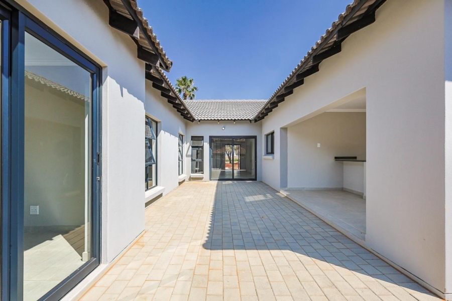 5 Bedroom Property for Sale in Silverwoods Country Estate Gauteng