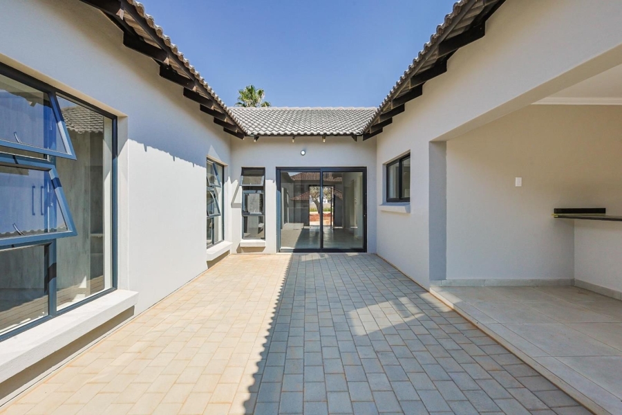 5 Bedroom Property for Sale in Silverwoods Country Estate Gauteng