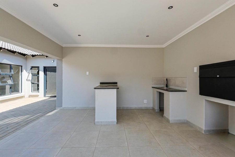 5 Bedroom Property for Sale in Silverwoods Country Estate Gauteng