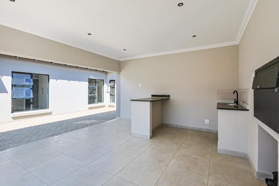 5 Bedroom Property for Sale in Silverwoods Country Estate Gauteng