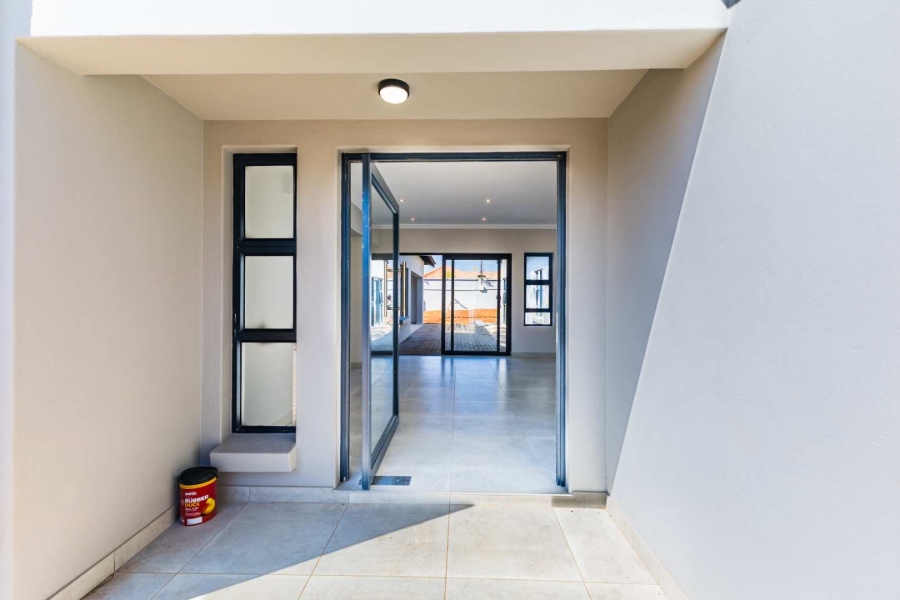 5 Bedroom Property for Sale in Silverwoods Country Estate Gauteng