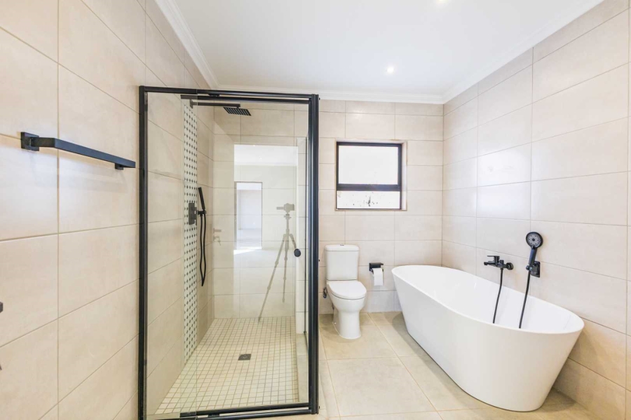 5 Bedroom Property for Sale in Silverwoods Country Estate Gauteng