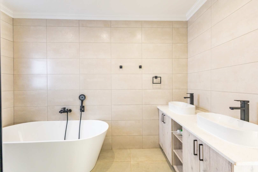 5 Bedroom Property for Sale in Silverwoods Country Estate Gauteng
