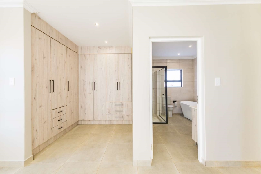 5 Bedroom Property for Sale in Silverwoods Country Estate Gauteng