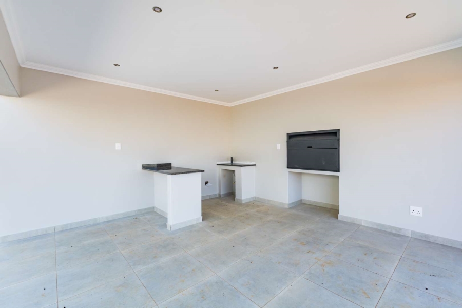 5 Bedroom Property for Sale in Silverwoods Country Estate Gauteng