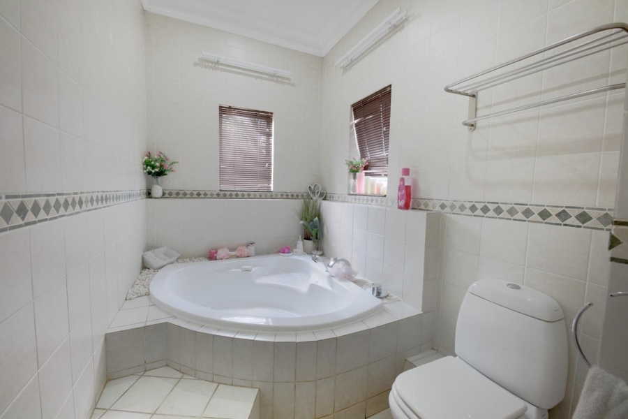 4 Bedroom Property for Sale in Woodhill Estate Gauteng