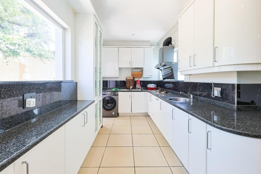 To Let 6 Bedroom Property for Rent in Silver Lakes Gauteng
