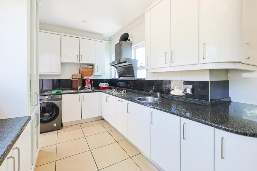 To Let 6 Bedroom Property for Rent in Silver Lakes Gauteng