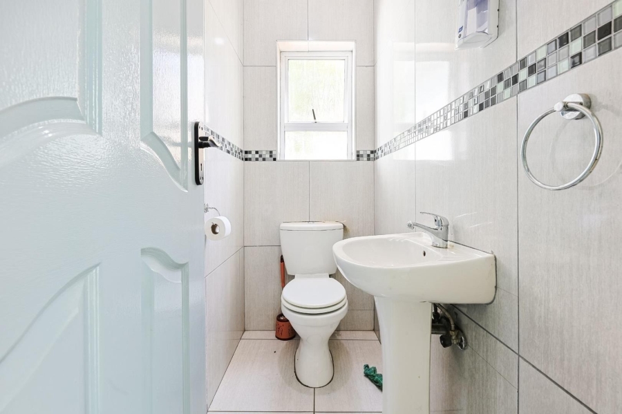 To Let 6 Bedroom Property for Rent in Silver Lakes Gauteng