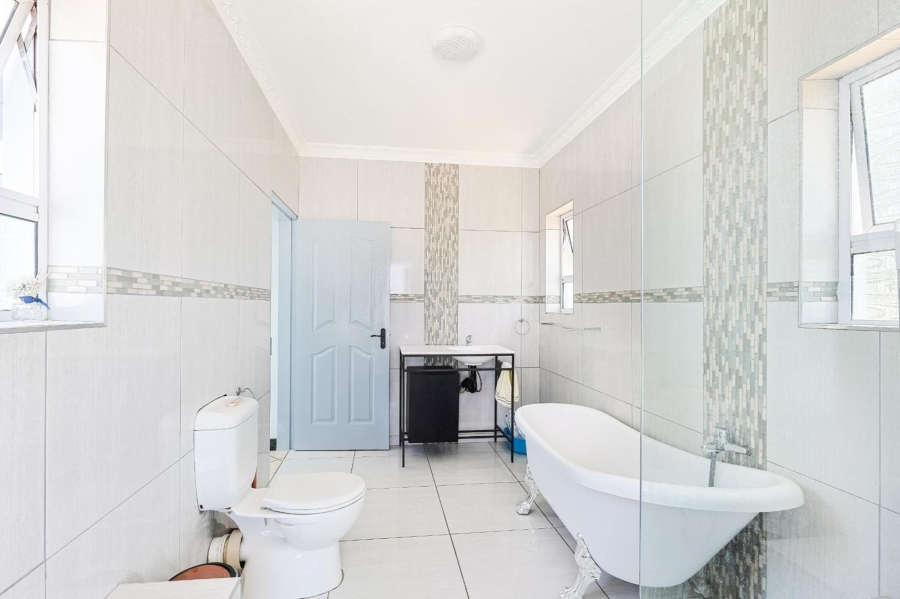 To Let 6 Bedroom Property for Rent in Silver Lakes Gauteng