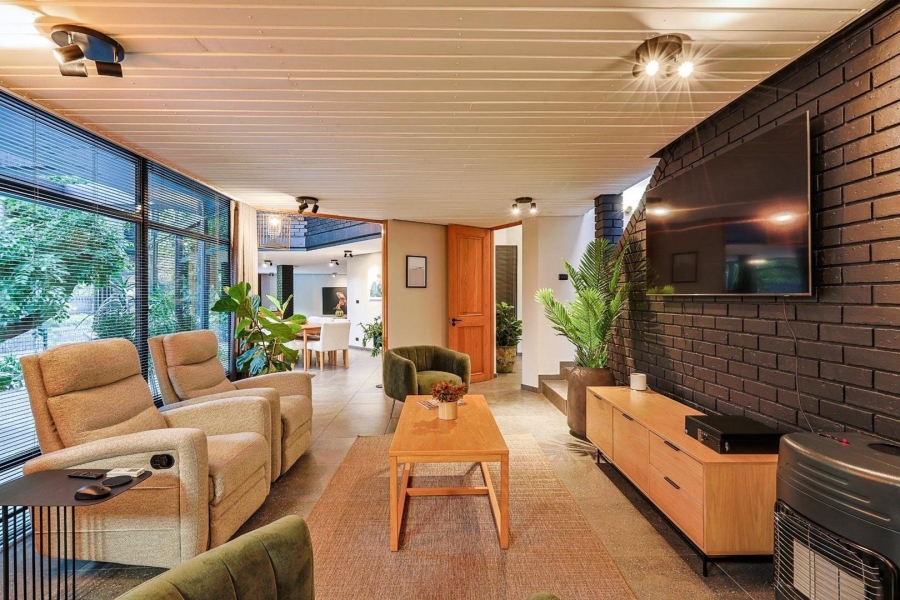 6 Bedroom Property for Sale in Waterkloof Gauteng