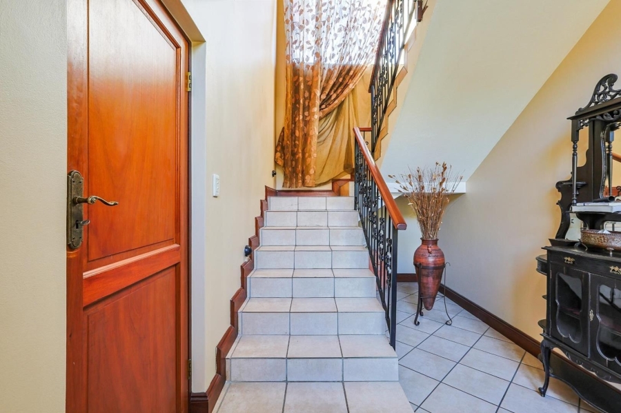 To Let 4 Bedroom Property for Rent in Silver Lakes Gauteng