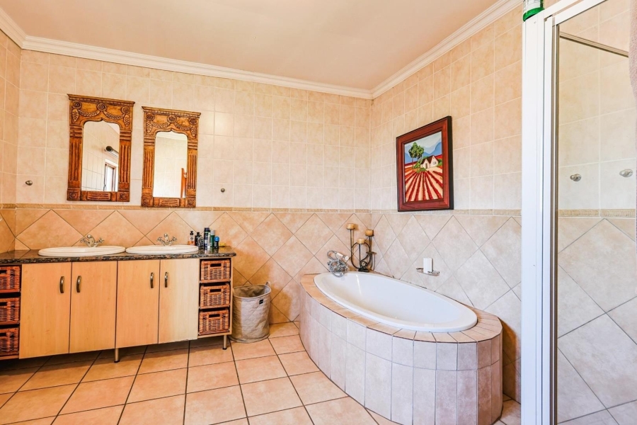 To Let 4 Bedroom Property for Rent in Silver Lakes Gauteng