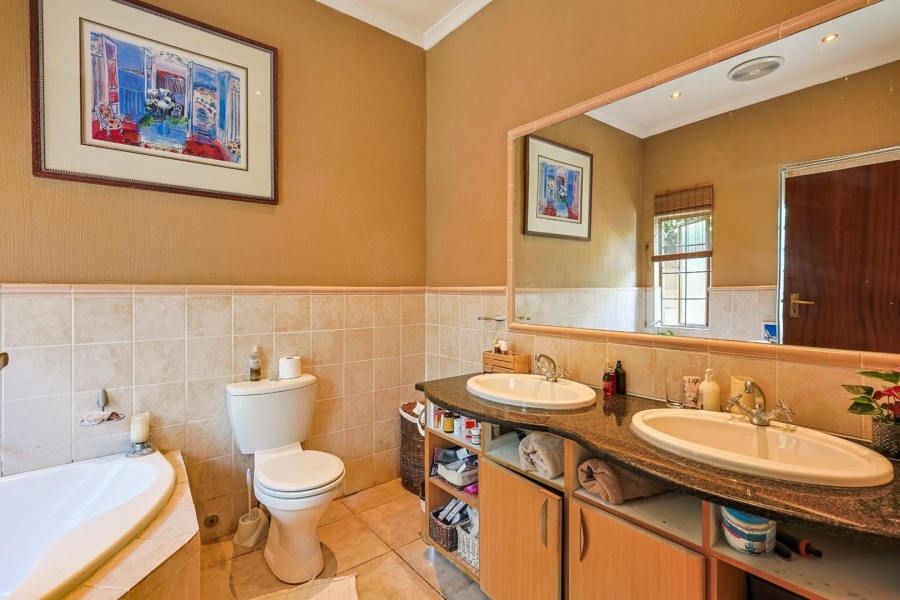 5 Bedroom Property for Sale in Waterkloof Ridge Gauteng