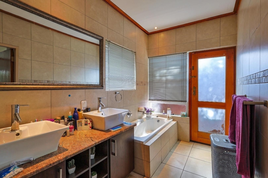 To Let 4 Bedroom Property for Rent in Silver Lakes Gauteng