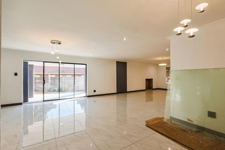 6 Bedroom Property for Sale in Meyerspark Gauteng