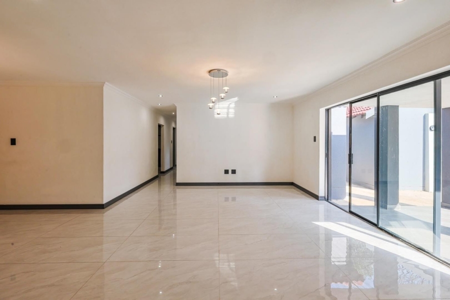 6 Bedroom Property for Sale in Meyerspark Gauteng