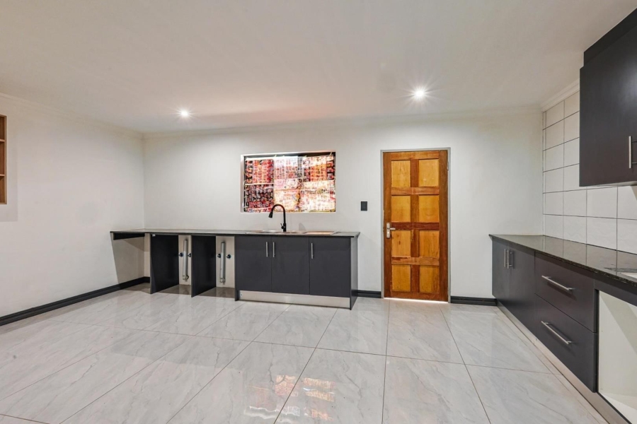 6 Bedroom Property for Sale in Meyerspark Gauteng