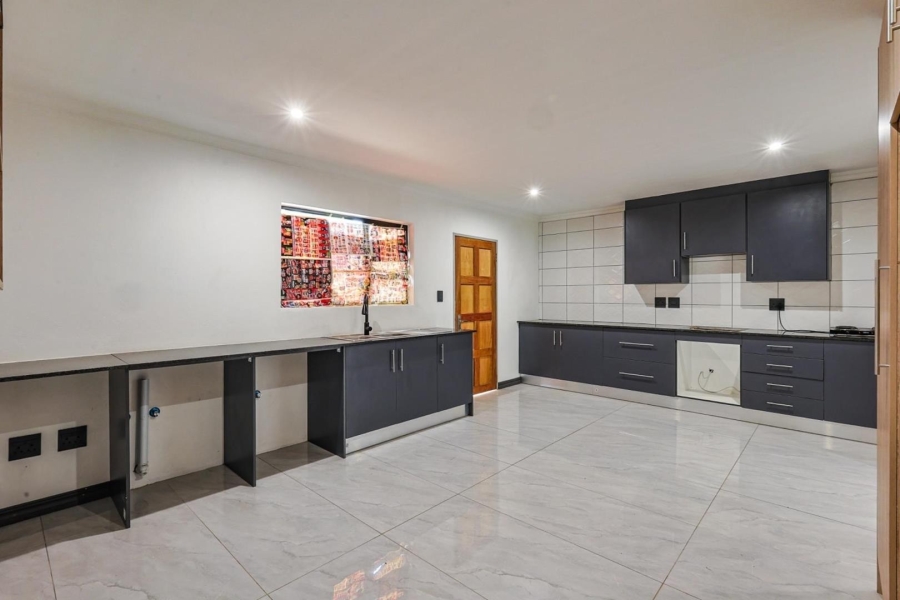 6 Bedroom Property for Sale in Meyerspark Gauteng