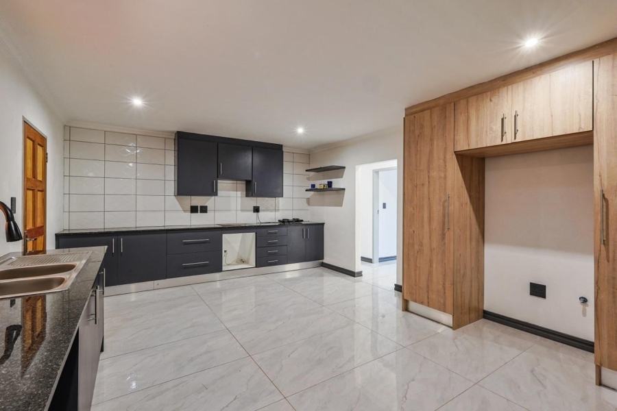 6 Bedroom Property for Sale in Meyerspark Gauteng