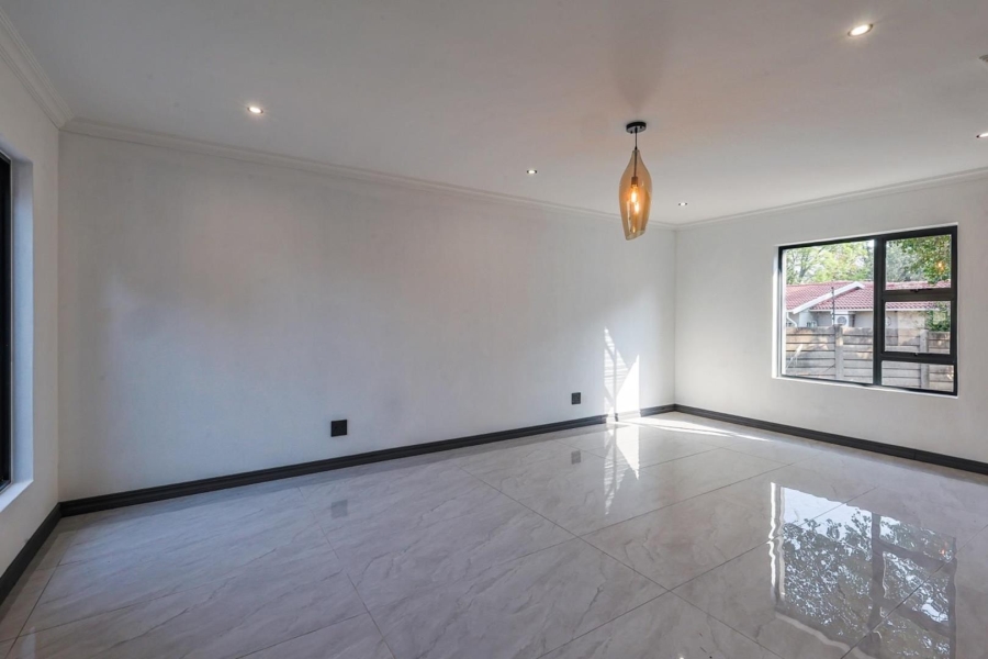 6 Bedroom Property for Sale in Meyerspark Gauteng